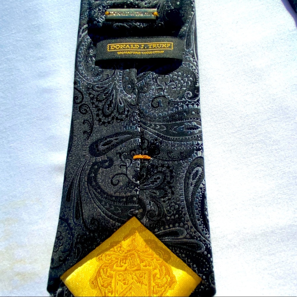 Trump black paisley pristine men’s tie.